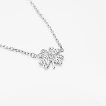 Load image into Gallery viewer, 925 sterling silver four-leaf heart clover necklace with adjustable extension chain.meaningful gift,gift for her,wear every day,funky design,FashionJewelry,suitable for any occasion.925 純銀愛心幸運草項鍊，甜蜜約會搭配，母親節心意，送給摯友的貼心選擇，高級質感，姊妹聚會穿搭，浪漫禮物。
