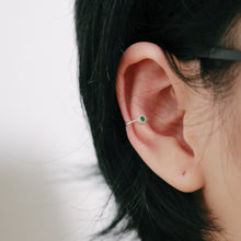 Load image into Gallery viewer, 925 sterling silver ear cuff no need to piercing hole.
Perfect gift BFF,unique style,Minimalist style,FashionJewelry,suitable for any occasion.,temperament fashion.925 純銀圓鑽耳骨夾，無耳洞可戴，貴氣精緻款，送給媽媽的禮物，情人節禮物，日常穿搭配件，送禮推薦。

