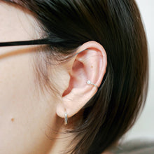 Load image into Gallery viewer, 925 sterling silver ear cuff no need to piercing hole.
Perfect gift BFF,unique style,Minimalist style,FashionJewelry,suitable for any occasion.,temperament fashion.925 純銀圓鑽耳骨夾，無耳洞可戴，貴氣精緻款，送給媽媽的禮物，情人節禮物，日常穿搭配件，送禮推薦。


