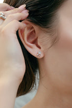 Load image into Gallery viewer, 925 sterling silver Hypoallergenic it’s suitable for sensitive skin.
popular style,shiny accessories,suitable for girls,trendy design,birthday gift.
925純銀優雅水鑽貓耳環 ，貓咪飾品，婚禮穿搭，甜蜜約會穿搭，母親節禮物推薦，交換禮物推薦，生日禮物首選，任何場合都可以配戴。

