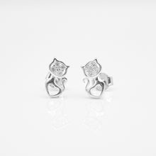 Load image into Gallery viewer, 925 sterling silver Hypoallergenic it’s suitable for sensitive skin.
popular style,shiny accessories,suitable for girls,trendy design,birthday gift.
925純銀優雅水鑽貓耳環 ，貓咪飾品，婚禮穿搭，甜蜜約會穿搭，母親節禮物推薦，交換禮物推薦，生日禮物首選，任何場合都可以配戴。

