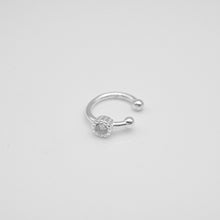 Load image into Gallery viewer, 925 sterling silver ear cuff no need to piercing hole.
Perfect gift BFF,unique style,Minimalist style,FashionJewelry,suitable for any occasion.,temperament fashion.925 純銀圓鑽耳骨夾，無耳洞可戴，貴氣精緻款，送給媽媽的禮物，情人節禮物，日常穿搭配件，送禮推薦。

