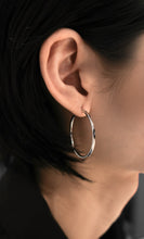 Load image into Gallery viewer, 925 sterling silver Hypoallergenic it’s suitable for sensitive skin.
special day gift,graduation gift,best gift for birthday,classic design,popular style.925純銀菱面折光圈圈耳環，抗敏感耳環，圈圈耳扣，不分男女，質感純銀，出遊必備款，日常穿搭推薦。

