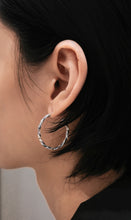 Load image into Gallery viewer, 925 sterling silver Hypoallergenic it’s suitable for sensitive skin.
for best friend,unisex accessories,popular style,Modern simplicity,Everyday essential
unique design,popular style,Perfect accessory,Everyday essential,Romantic surprise,mother's Day.925純銀立體扭紋圈圈耳環 ，抗敏感耳環，圈圈耳扣，天天配戴的耳環，流行款式，簡約造型設計，送給朋友的禮物，不分男女，適合出席各種場合。

