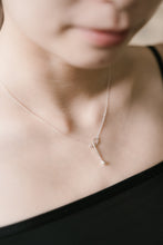 Load image into Gallery viewer, 925 sterling silver curved dangling drop necklace with adjustable extension chain.
popular style,unique style,Timeless elegance,special day gift,anniversary surprise.
925純銀曲線垂墜水滴項鍊，簡約細緻，特殊Y字鍊，交換禮物推薦，伴娘禮物，高級質感，不退流行的經典款，母親節心意。

