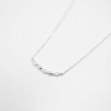 Load image into Gallery viewer, 925 sterling silver curved raindrop necklace with adjustable extension chain.
elegant style,Modern simplicity, beautiful accessories,suitable for any occasion.
925純銀弧線水滴項鍊，氣質出眾，簡約經典風格，甜蜜約會穿搭，百搭配件，紀念日禮物，生日驚喜，告白禮物。
