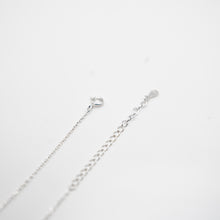 Load image into Gallery viewer, 925 sterling silver curved raindrop necklace with adjustable extension chain.
elegant style,Modern simplicity, beautiful accessories,suitable for any occasion.
925純銀弧線水滴項鍊，氣質出眾，簡約經典風格，甜蜜約會穿搭，百搭配件，紀念日禮物，生日驚喜，告白禮物。
