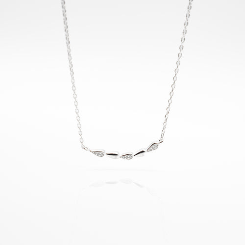 925 sterling silver curved raindrop necklace with adjustable extension chain.
elegant style,Modern simplicity, beautiful accessories,suitable for any occasion.
925純銀弧線水滴項鍊，氣質出眾，簡約經典風格，甜蜜約會穿搭，百搭配件，紀念日禮物，生日驚喜，告白禮物。