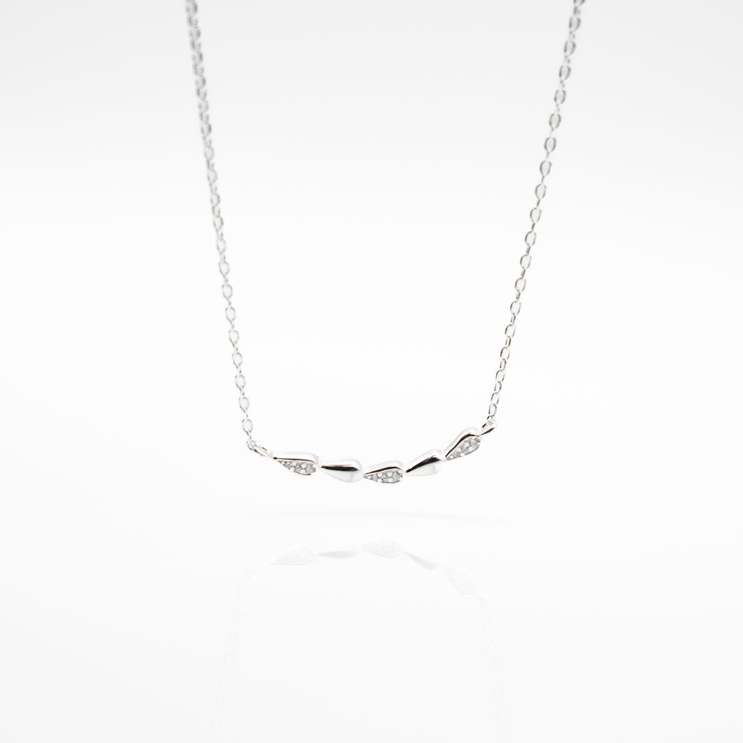925 sterling silver curved raindrop necklace with adjustable extension chain.
elegant style,Modern simplicity, beautiful accessories,suitable for any occasion.
925純銀弧線水滴項鍊，氣質出眾，簡約經典風格，甜蜜約會穿搭，百搭配件，紀念日禮物，生日驚喜，告白禮物。