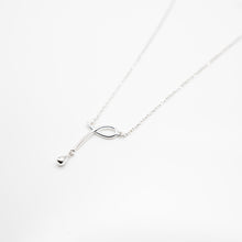 Load image into Gallery viewer, 925 sterling silver curved dangling drop necklace with adjustable extension chain.
popular style,unique style,Timeless elegance,special day gift,anniversary surprise.
925純銀曲線垂墜水滴項鍊，簡約細緻，特殊Y字鍊，交換禮物推薦，伴娘禮物，高級質感，不退流行的經典款，母親節心意。

