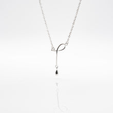 Load image into Gallery viewer, 925 sterling silver curved dangling drop necklace with adjustable extension chain.
popular style,unique style,Timeless elegance,special day gift,anniversary surprise.
925純銀曲線垂墜水滴項鍊，簡約細緻，特殊Y字鍊，交換禮物推薦，伴娘禮物，高級質感，不退流行的經典款，母親節心意。


