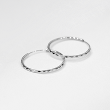 Load image into Gallery viewer, 925 sterling silver Hypoallergenic it’s suitable for sensitive skin.
special day gift,graduation gift,best gift for birthday,classic design,popular style.925純銀菱面折光圈圈耳環，抗敏感耳環，圈圈耳扣，不分男女，質感純銀，出遊必備款，日常穿搭推薦。

