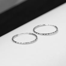 Load image into Gallery viewer, 925 sterling silver Hypoallergenic it’s suitable for sensitive skin.
special day gift,graduation gift,best gift for birthday,classic design,popular style.925純銀菱面折光圈圈耳環，抗敏感耳環，圈圈耳扣，不分男女，質感純銀，出遊必備款，日常穿搭推薦。

