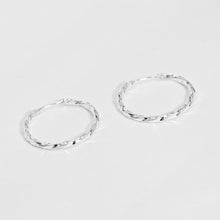 Load image into Gallery viewer, 925 sterling silver Hypoallergenic it’s suitable for sensitive skin.
for best friend,unisex accessories,popular style,Modern simplicity,Everyday essential
unique design,popular style,Perfect accessory,Everyday essential,Romantic surprise,mother's Day.925純銀立體扭紋圈圈耳環 ，抗敏感耳環，圈圈耳扣，天天配戴的耳環，流行款式，簡約造型設計，送給朋友的禮物，不分男女，適合出席各種場合。

