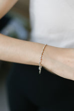 Load image into Gallery viewer, 925 sterling silver sparkling ripple bracelet with adjustable extension chain.
delicate gift,best gift for birthday,trendy design,shiny accessories,Romantic surprise.925 純銀閃砂波浪水紋手鍊，簡約百搭，浪漫禮物，送給閨蜜的禮物，生日禮物推薦，閃亮細緻，適合約會穿搭。

