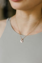 Load image into Gallery viewer, 925 sterling silver four-leaf clover mother of pearl  necklace with adjustable extension chain.
anniversary gift,wear every day,for lover,unique style,FashionJewelry,mother&#39;s Day gift.
925 純銀四葉貝母晶鑽項鍊，獨特的禮物，生日驚喜，浪漫禮物，高級質感，周年紀念禮物，優雅氣質，適合出席重要場合，母親節禮物推薦。

