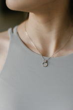 Load image into Gallery viewer, 925 sterling silver four-leaf clover mother of pearl  necklace with adjustable extension chain.
anniversary gift,wear every day,for lover,unique style,FashionJewelry,mother&#39;s Day gift.
925 純銀四葉貝母晶鑽項鍊，獨特的禮物，生日驚喜，浪漫禮物，高級質感，周年紀念禮物，優雅氣質，適合出席重要場合，母親節禮物推薦。

