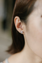 Load image into Gallery viewer, 925 sterling silver Hypoallergenic it’s suitable for sensitive skin.
Perfect accessory,graduation gift,wear every day,Romantic surprise,Glamorous sparkle,mother&#39;s Day.925純銀星月星球轉珠耳環，簡約精緻，適合約會穿搭，童趣款式，甜蜜約會搭配，浪漫禮物，日常百搭配件。

