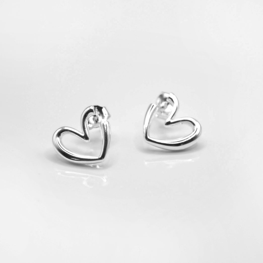 Cute and beautiful 925 sterling silver heart know earrings with Hypoallergenic earrings post. Simple design for daily wearing, which is the best gift for birthday, new year, Valentine's Day and BFF. 925 純銀大心心耳環，抗敏感耳針，可愛設計，適合日常穿搭，加分飾品，適合送禮。