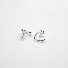 Load image into Gallery viewer, Cute and beautiful 925 sterling silver heart know earrings with Hypoallergenic earrings post. Simple design for daily wearing, which is the best gift for birthday, new year, Valentine&#39;s Day and BFF. 925 純銀大心心耳環，抗敏感耳針，可愛設計，適合日常穿搭，加分飾品，適合送禮。
