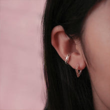 Load image into Gallery viewer, 925 sterling silver ear cuff no need to piercing hole. popular style,elegant style,shiny accessories,mother&#39;s Day gift,Teacher’s Day gift,best gift for birthday.925 純銀菱格紋耳骨夾，無耳洞可戴，甜美簡約風格，日常配件，熱門款式推薦，適合約會穿搭，犒賞自己的禮物，生日送禮首選。
