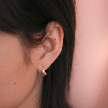Load image into Gallery viewer, 925 sterling silver chunky hoop earrings with Hypoallergenic earrings. funky design,unique design,elegant style,Perfect gift BFF,anniversary surprise. 925 純銀不規則素圈耳扣，獨特風格，流線型耳扣，日常穿搭必備，百搭配件，情人節禮物，母親節禮物，出遊旅行搭配，聚餐、出席重要場合首選配件。
