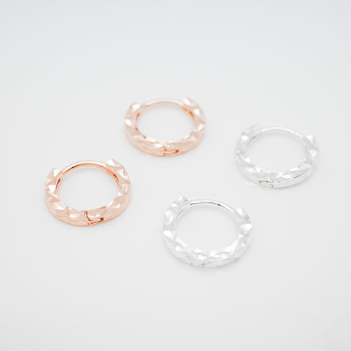 925 sterling silver Hypoallergenic it’s suitable for sensitive skin. a beautiful gift for your loved one,birthday gift,unisex accessories,suitable for any occasion.925純銀菱形切面耳扣 ，抗敏感耳環，簡約時尚，通勤穿搭，任何場合都可配戴，百搭配件，率性風格，經典款式。