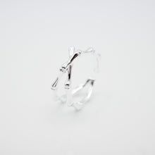 Load image into Gallery viewer, 925 sterling silver cross bamboo knot ring open ring with adjustable size. special day gift,daily wear,for lover,trendy design,unisex accessories,anniversary surprise.925 交叉竹節開口戒，中性戒指，精緻時尚，新年禮物，情人節禮物，出遊穿搭，男生生日禮物推薦，經典款式。
