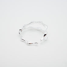 Load image into Gallery viewer, 925 sterling silver cross bamboo knot ring open ring with adjustable size. special day gift,daily wear,for lover,trendy design,unisex accessories,anniversary surprise.925 交叉竹節開口戒，中性戒指，精緻時尚，新年禮物，情人節禮物，出遊穿搭，男生生日禮物推薦，經典款式。
