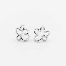 Load image into Gallery viewer, 925 sterling silver Hypoallergenic it’s suitable for sensitive skin.
Beautiful design,popular style,cute accessories,Romantic surprise,suitable for any occasion.925純銀捲捲線條花耳環，簡約可愛，日常百搭，犒賞自己的禮物，七夕情人節禮物，適合約會穿搭。

