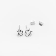 Load image into Gallery viewer, 925 sterling silver Hypoallergenic it’s suitable for sensitive skin.
Beautiful design,popular style,cute accessories,Romantic surprise,suitable for any occasion.925純銀捲捲線條花耳環，簡約可愛，日常百搭，犒賞自己的禮物，七夕情人節禮物，適合約會穿搭。

