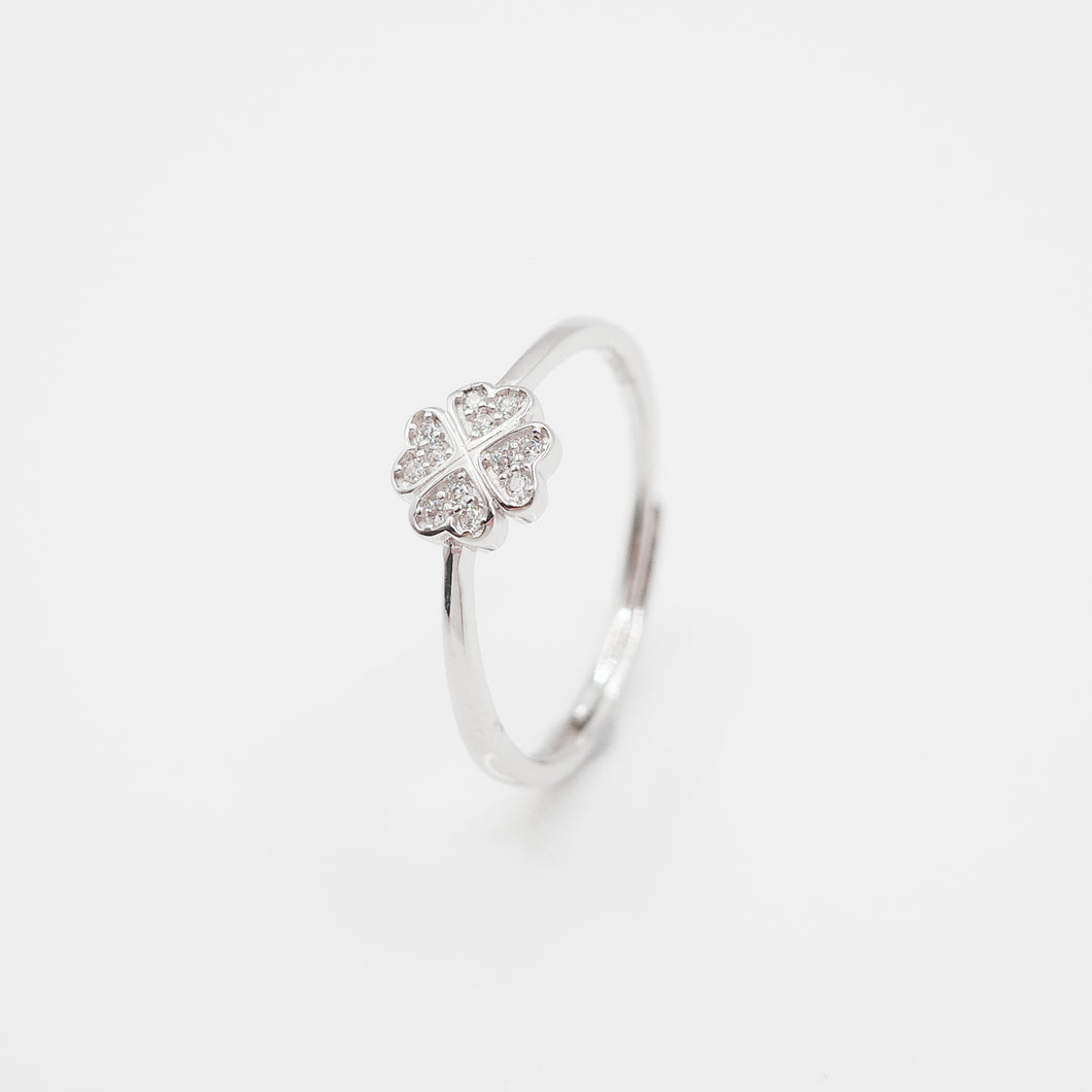 925 sterling silver four-leaf clover open ring with adjustable size.
Timeless elegance,Perfect accessory,Romantic surprise,classic design,wear every day,suitable for girls.925 純銀四葉草水鑽開口戒 ，經典款式，日常百搭款，情人節禮物推薦，母親節禮物首選，適合約會穿搭。
