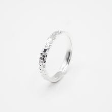 Load image into Gallery viewer, 925 sterling silver shattered silver minimalist ring open ring with adjustable size.
personalized gift,Minimalist style,popular style,shiny accessories,suitable for any occasion.925 純銀碎冰晶芒開口戒，極簡款式，率性風格，周年紀念禮物，交換禮物推薦，高級質感，日常簡約風格。

