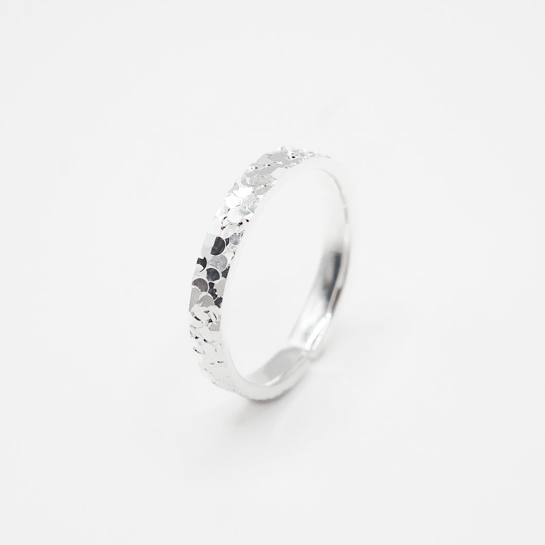 925 sterling silver shattered silver minimalist ring open ring with adjustable size.
personalized gift,Minimalist style,popular style,shiny accessories,suitable for any occasion.925 純銀碎冰晶芒開口戒，極簡款式，率性風格，周年紀念禮物，交換禮物推薦，高級質感，日常簡約風格。
