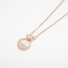 Load image into Gallery viewer, 925 sterling silver four-leaf clover mother of pearl  necklace with adjustable extension chain.
anniversary gift,wear every day,for lover,unique style,FashionJewelry,mother&#39;s Day gift.
925 純銀四葉貝母晶鑽項鍊，獨特的禮物，生日驚喜，浪漫禮物，高級質感，周年紀念禮物，優雅氣質，適合出席重要場合，母親節禮物推薦。

