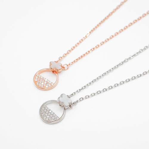 925 sterling silver four-leaf clover mother of pearl  necklace with adjustable extension chain.
anniversary gift,wear every day,for lover,unique style,FashionJewelry,mother's Day gift.
925 純銀四葉貝母晶鑽項鍊，獨特的禮物，生日驚喜，浪漫禮物，高級質感，周年紀念禮物，優雅氣質，適合出席重要場合，母親節禮物推薦。