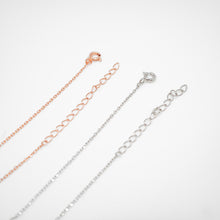Load image into Gallery viewer, 925 sterling silver four-leaf clover mother of pearl  necklace with adjustable extension chain.
anniversary gift,wear every day,for lover,unique style,FashionJewelry,mother&#39;s Day gift.
925 純銀四葉貝母晶鑽項鍊，獨特的禮物，生日驚喜，浪漫禮物，高級質感，周年紀念禮物，優雅氣質，適合出席重要場合，母親節禮物推薦。

