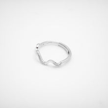 Load image into Gallery viewer, 925 sterling silver engraving streamline open ring with adjustable size.
unique design,Minimalist style,Modern simplicity,FashionJewelry,suitable for any occasion.925 純銀批花流線開口戒，文青簡約，百搭配件，紀念日禮物，高級質感，批花工藝，母親節心意，送給閨蜜的禮物。
