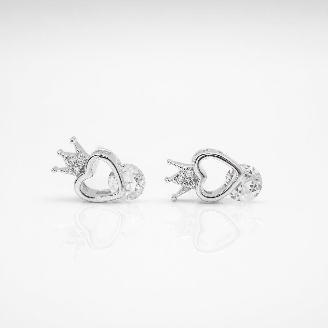 925 sterling silver Hypoallergenic it’s suitable for sensitive skin.
shiny accessories,special day gift,gift for her,wear every day,trendy design,popular style,Glamorous sparkle.925純銀皇冠心鑽耳環，甜美精緻，適合約會穿搭，氣質出眾，適合各種場合，生日送禮首選。
