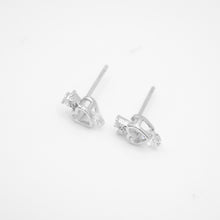 Load image into Gallery viewer, 925 sterling silver Hypoallergenic it’s suitable for sensitive skin.
shiny accessories,special day gift,gift for her,wear every day,trendy design,popular style,Glamorous sparkle.925純銀皇冠心鑽耳環，甜美精緻，適合約會穿搭，氣質出眾，適合各種場合，生日送禮首選。
