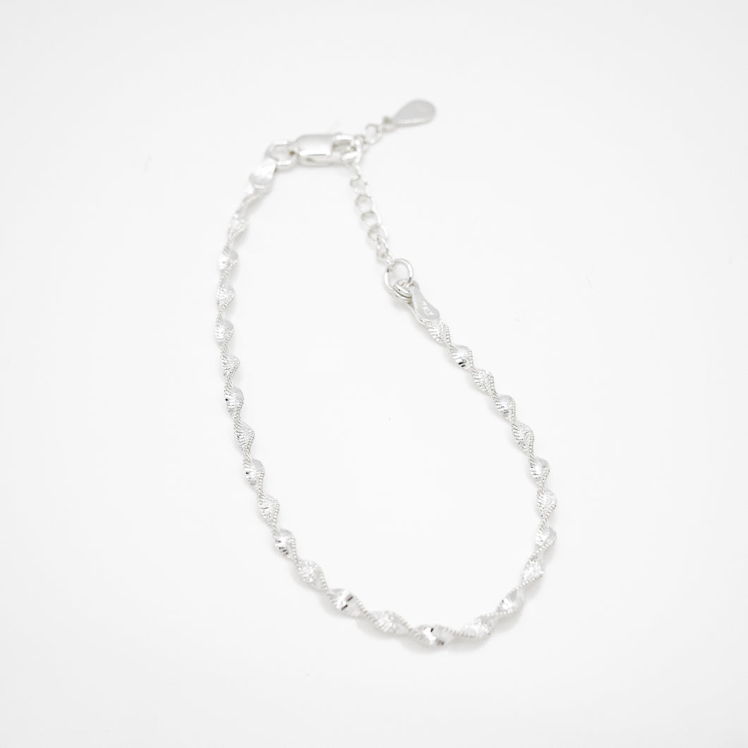 925 sterling silver sparkling ripple bracelet with adjustable extension chain.
delicate gift,best gift for birthday,trendy design,shiny accessories,Romantic surprise.925 純銀閃砂波浪水紋手鍊，簡約百搭，浪漫禮物，送給閨蜜的禮物，生日禮物推薦，閃亮細緻，適合約會穿搭。
