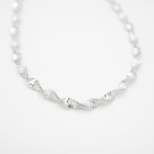 Load image into Gallery viewer, 925 sterling silver sparkling ripple bracelet with adjustable extension chain.
delicate gift,best gift for birthday,trendy design,shiny accessories,Romantic surprise.925 純銀閃砂波浪水紋手鍊，簡約百搭，浪漫禮物，送給閨蜜的禮物，生日禮物推薦，閃亮細緻，適合約會穿搭。

