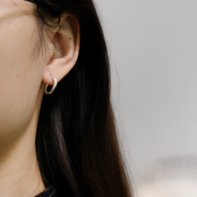 Load image into Gallery viewer, 925 sterling silver Hypoallergenic it’s suitable for sensitive skin.
unique design,popular style,anniversary surprise,suitable for everyone,Light Luxury,Intellectual Elegance.925純銀磨砂波紋耳扣，抗敏感耳環，圈圈耳扣，天天配戴的耳環，流行款式，獨特設計，母親節禮物，適合出席各種場合。

