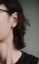 Load image into Gallery viewer, 925 sterling silver Hypoallergenic it’s suitable for sensitive skin.
shiny accessories,special day gift,gift for her,wear every day,trendy design,popular style,Glamorous sparkle.925純銀皇冠心鑽耳環，甜美精緻，適合約會穿搭，氣質出眾，適合各種場合，生日送禮首選。
