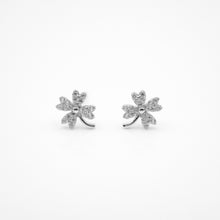 Load image into Gallery viewer, 925 sterling silver Hypoallergenic it’s suitable for sensitive skin.
romantic style,for best friend,classic design,shiny accessories,daily jewelry.925純銀愛心幸運草耳環，細緻優雅，百搭日常，適合出席重要場合，適合送禮，母親節禮物，周年紀念禮物推薦。

