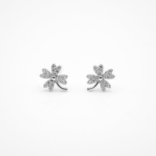 925 sterling silver Hypoallergenic it’s suitable for sensitive skin.
romantic style,for best friend,classic design,shiny accessories,daily jewelry.925純銀愛心幸運草耳環，細緻優雅，百搭日常，適合出席重要場合，適合送禮，母親節禮物，周年紀念禮物推薦。
