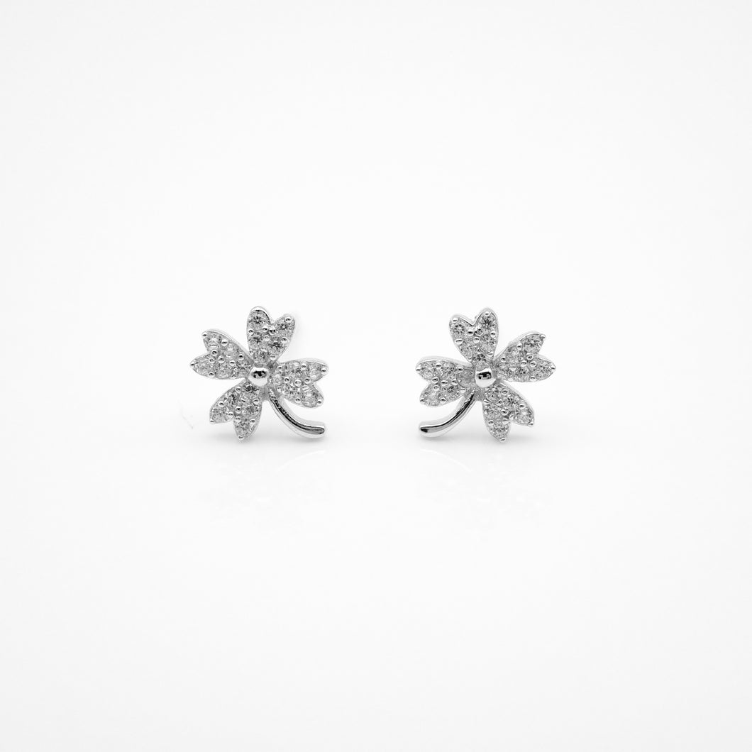 925 sterling silver Hypoallergenic it’s suitable for sensitive skin.
romantic style,for best friend,classic design,shiny accessories,daily jewelry.925純銀愛心幸運草耳環，細緻優雅，百搭日常，適合出席重要場合，適合送禮，母親節禮物，周年紀念禮物推薦。
