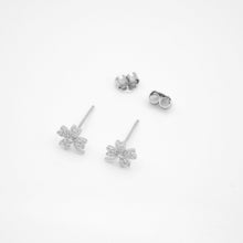 Load image into Gallery viewer, 925 sterling silver Hypoallergenic it’s suitable for sensitive skin.
romantic style,for best friend,classic design,shiny accessories,daily jewelry.925純銀愛心幸運草耳環，細緻優雅，百搭日常，適合出席重要場合，適合送禮，母親節禮物，周年紀念禮物推薦。

