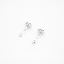Load image into Gallery viewer, 925 sterling silver Hypoallergenic it’s suitable for sensitive skin.
romantic style,for best friend,classic design,shiny accessories,daily jewelry.925純銀愛心幸運草耳環，細緻優雅，百搭日常，適合出席重要場合，適合送禮，母親節禮物，周年紀念禮物推薦。

