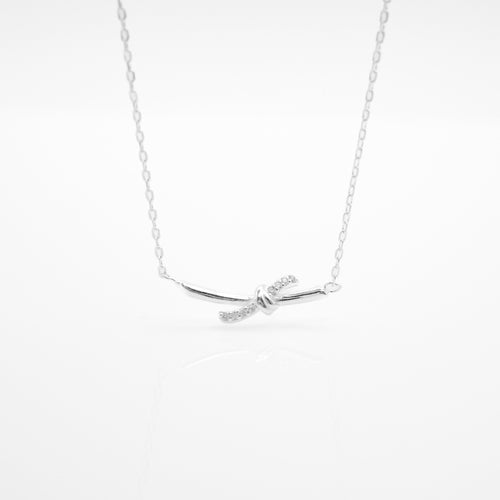 925 sterling silver sparkling knot pendant necklace with adjustable extension chain.
special day gift,daily jewelry,popular style,elegant stylㄇe,Perfect accessory,Glamorous sparkle.925純銀閃鑽混結項鍊，氣質出眾，犒賞自己的禮物，日常搭配，簡約細緻，清新風格，送給朋友的禮物，生日禮物推薦。
